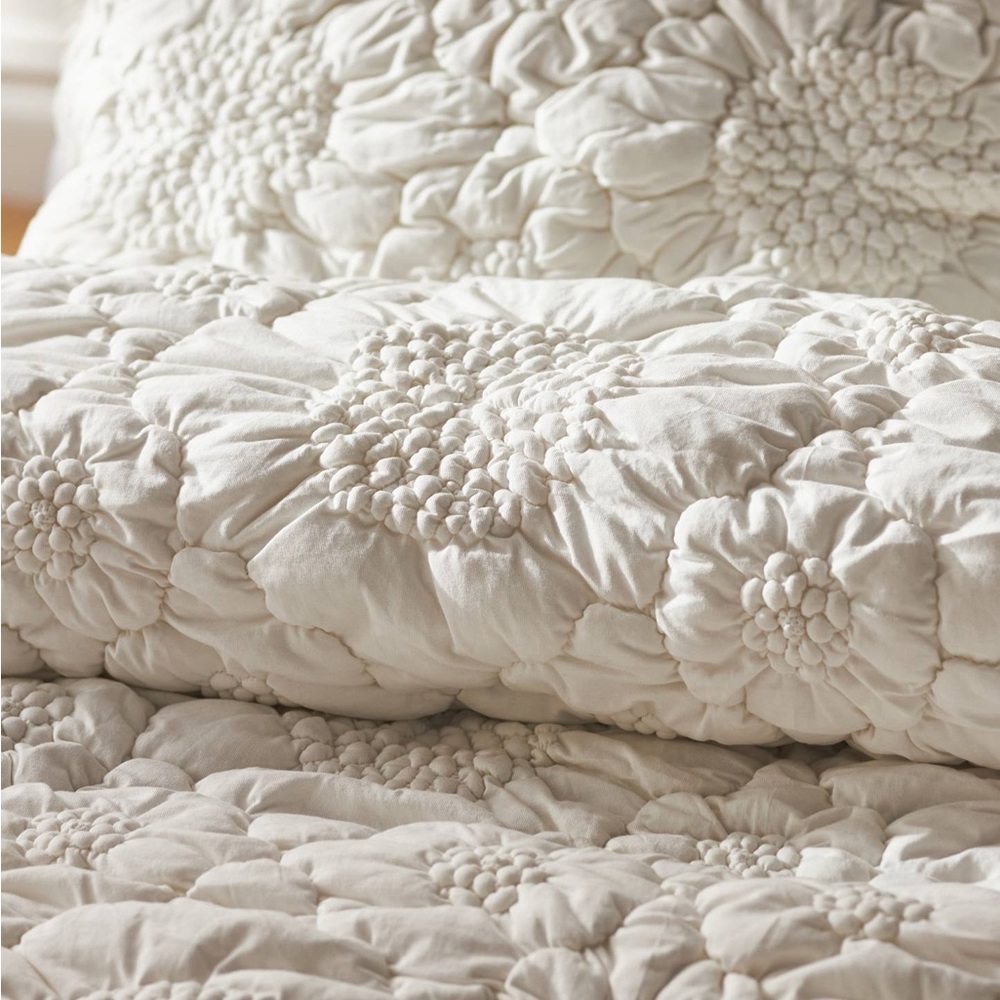 Anthropologie Dahlia Cotton Jersey Floral Quilt in White - Twin Size Bed - Picture 2 of 7